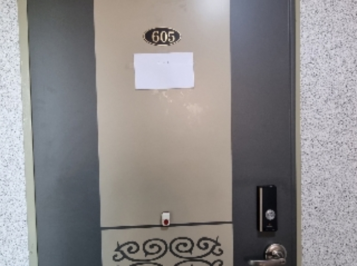 목록 2. 건물 6층 605호 출입문(안내문)