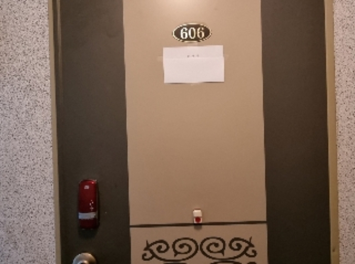 목록 2. 건물 6층 606호 출입문(안내문)