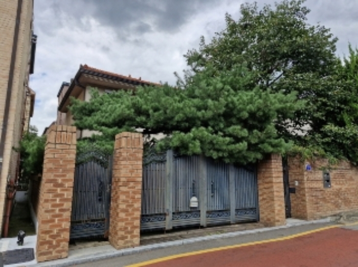 건물 전경 (출입문)