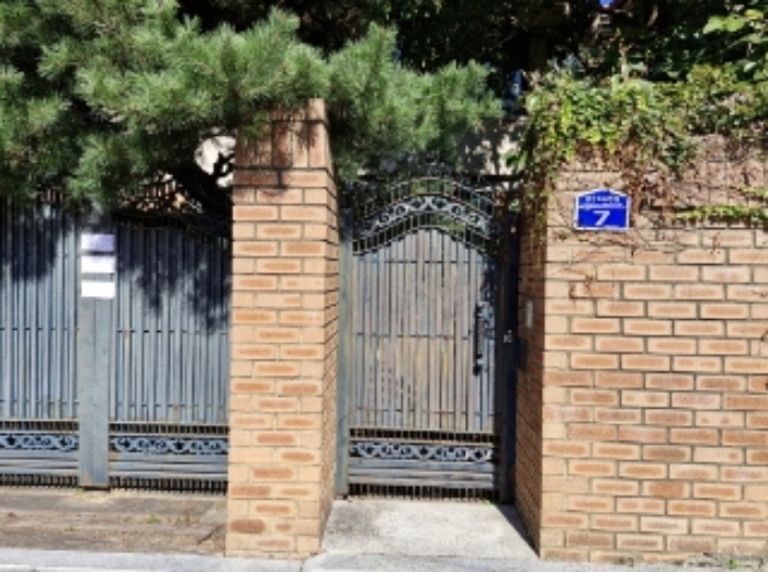 건물 전경 (출입문)