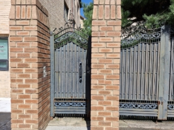 건물 전경 (출입문)