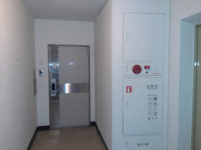 본건 현관문