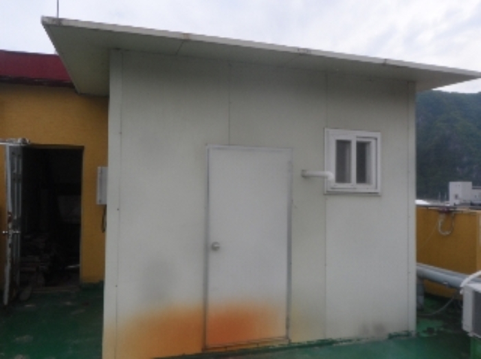 기호 2번과 일체형으로 사용중인 제시외 조립식판넬조 판넬지붕 보일러실(옥상소재)