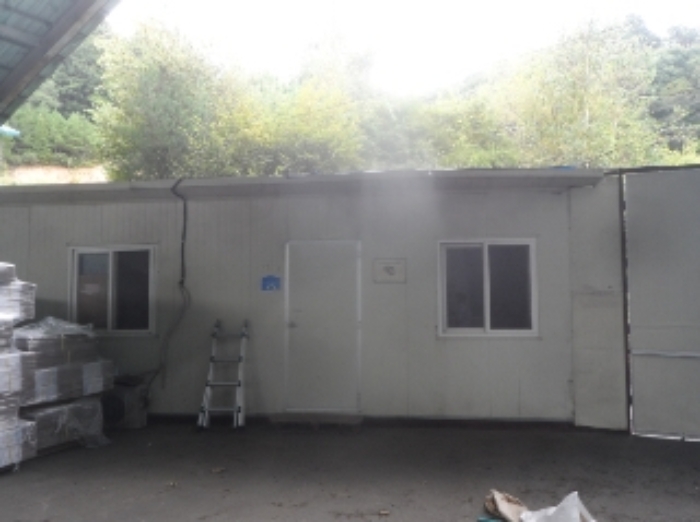 기호 1번 지상에 소재하는 것으로 보이는 제시외 조립식판넬조 판넬지붕 창고