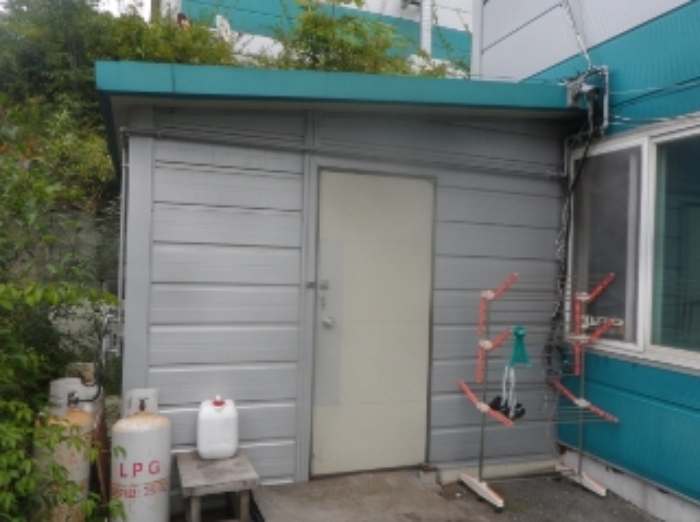 기호 5번(2층창고)과 일체형으로 사용중인 제시외 경량철골조 판넬지붕 창고