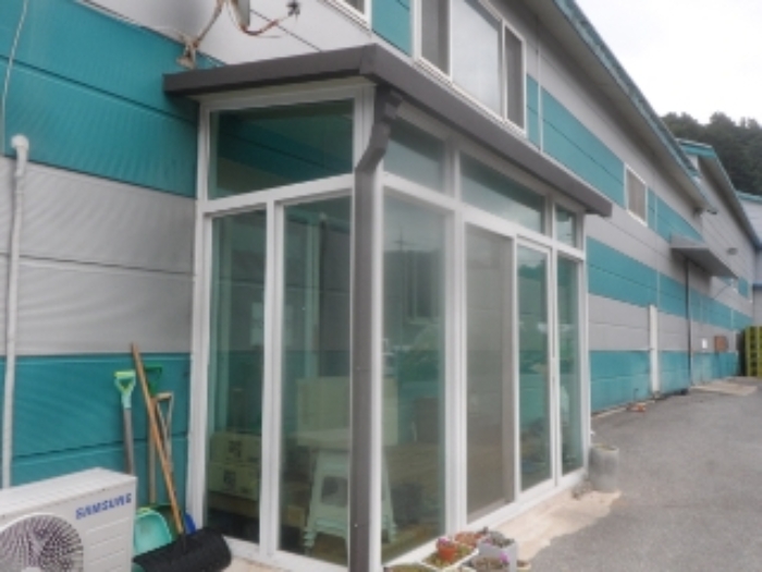 기호 5번(2층창고)과 일체형으로 사용중인 제시외 샷시조 현관시설