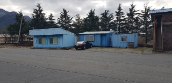 도로 건너편에 소재한 7번 부동산(대) 지상에 제시외 컨테이너 3동이 소재하는 모습