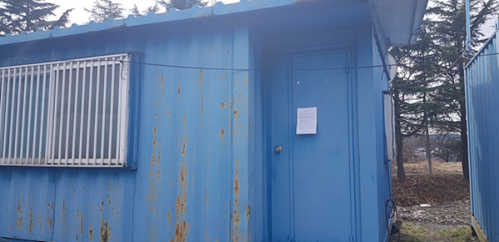 도로 건너편에 소재한 7번 부동산(대) 지상에 제시외 컨테이너 출입문에 경매안내문을 부착한 모습