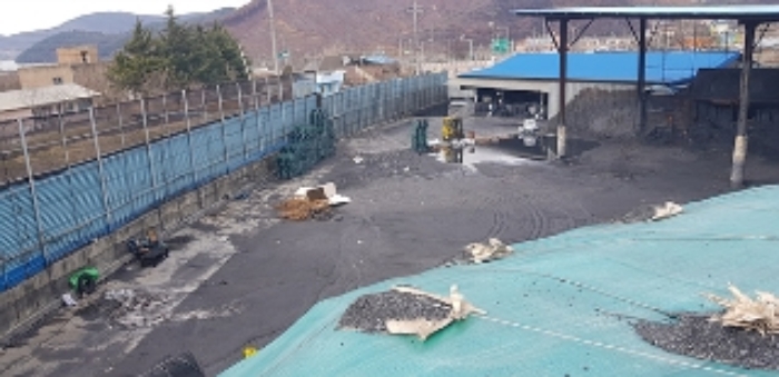 2번,3번,10번,11번 부동산이 경계 구분없이 연접하여 일단지로 공장 경계 및 내부를 이루는 모습