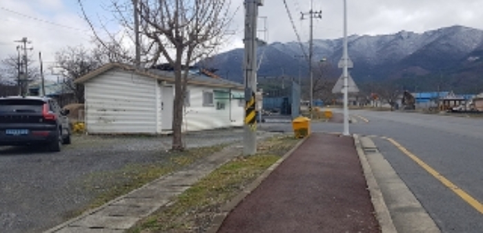 도로 옆에 소재하는 7번,3번,10번 부동산의 진입로 모습