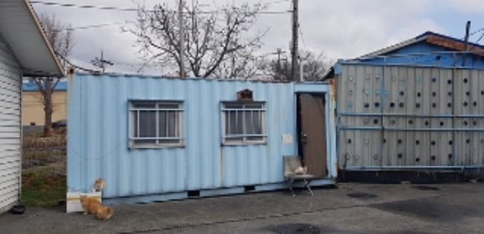 1번 부동산(전)과 7번 부동산(대)의 경계부분에 소재하는 컨테이너박스 1동 모습