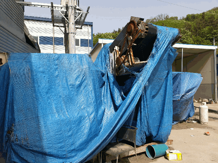 본건토지 기호(1)(2) 지상에 분리보관설비
(본건 기계기구와의 동일성여부 확인불능)