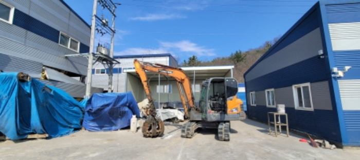 공장내 폐기물 재활용 설비는 폐기물로 가득차 잘 보이지 않으나 일부 기계류는 공장앞에 놓여 있는 상태임