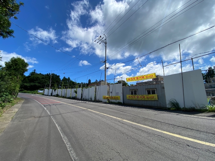 서측 접면도로 및 주위환경