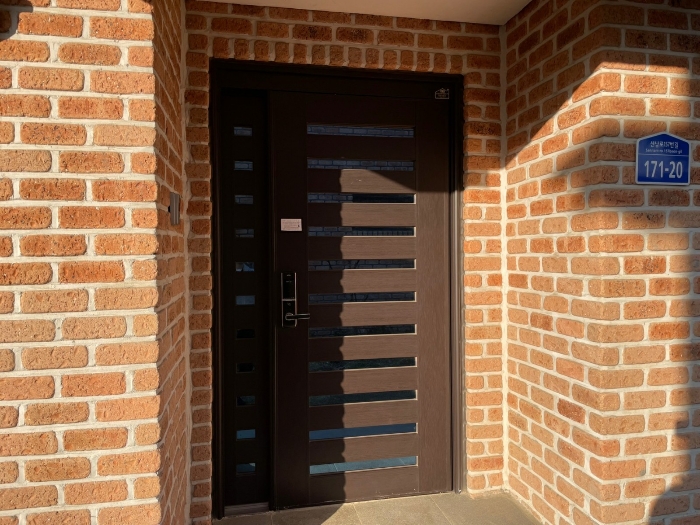 본건 기호(1) 건물 현관문