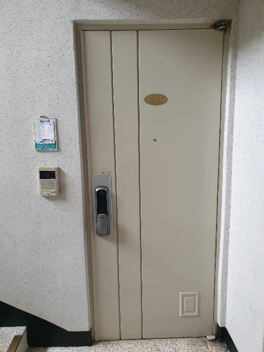 본건 1506호 출입문 모습