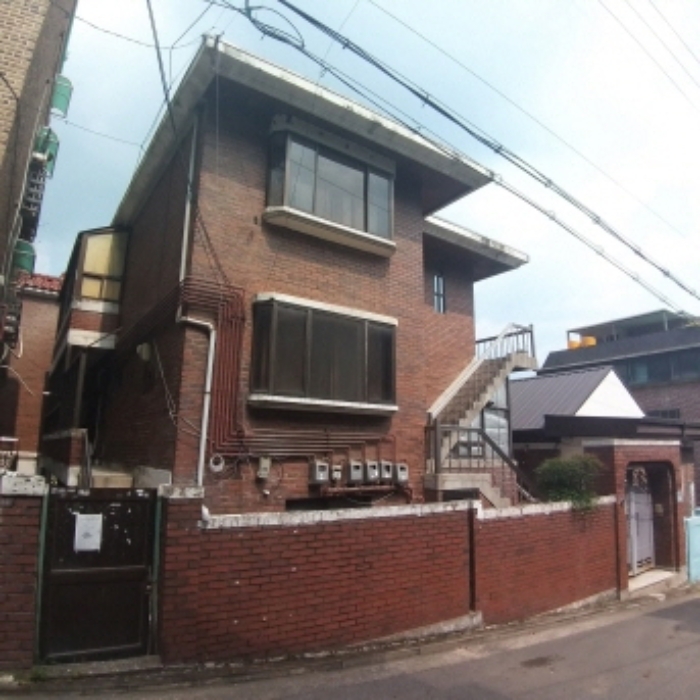 건물 전경(우측이 큰 문, 좌측이 작은 문임)