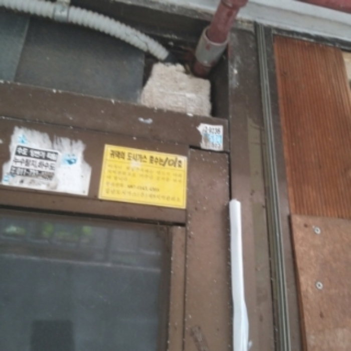 세대 출입문(101호(지층), 작은 문 방향)