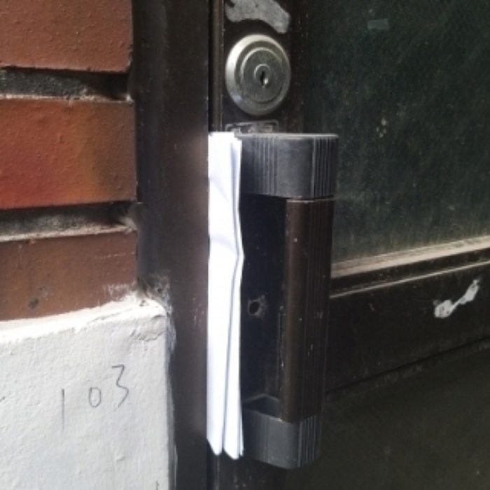 세대 출입문(103호(지층), 큰 문 방향)