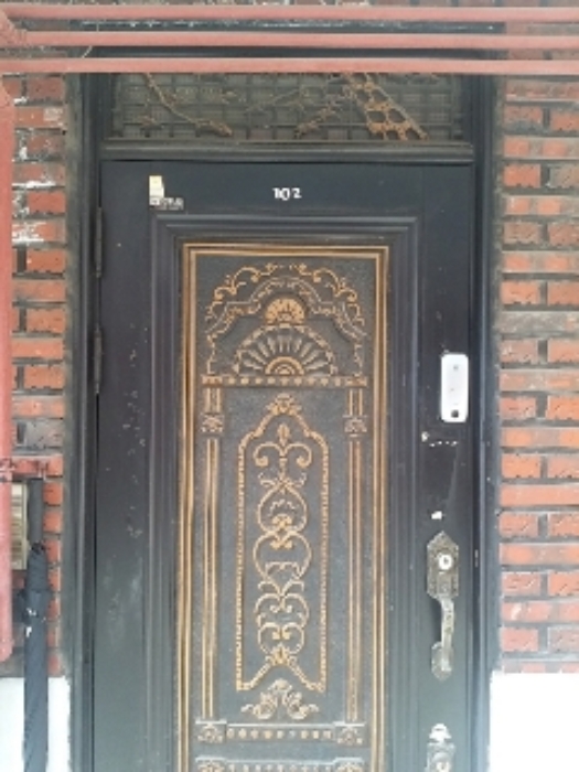 세대출입문(지층 102호)