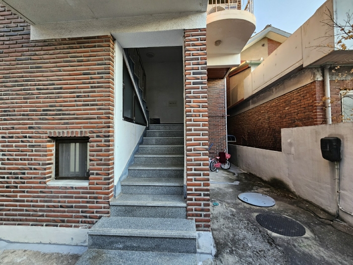 [본건 1층, 2층 입구전경]