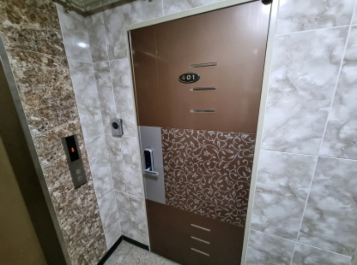 목록2. 4층 401호 출입문