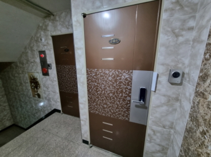 목록2. 3층 304호 출입문