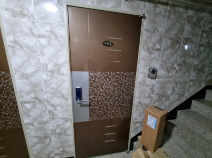 목록2. 4층 402호 출입문