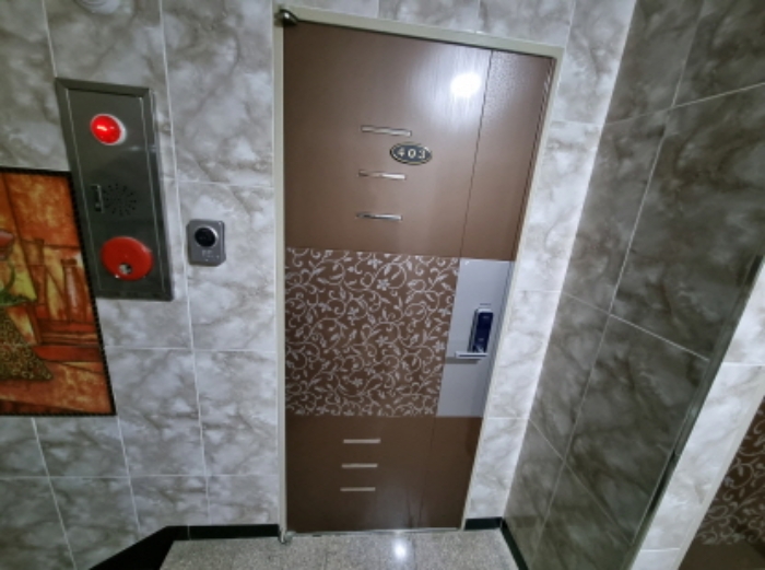 목록2. 4층 403호 출입문