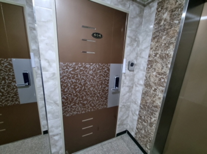 목록2. 4층 404호 출입문