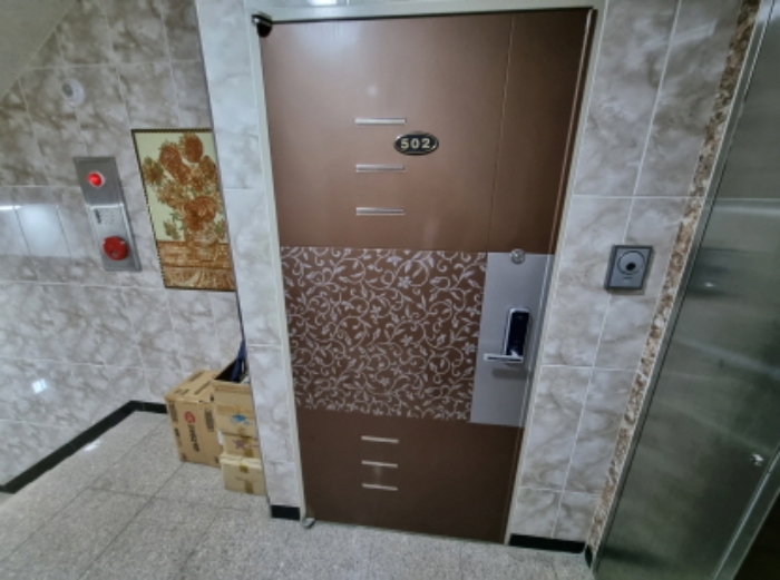 목록2. 5층 502호 출입문