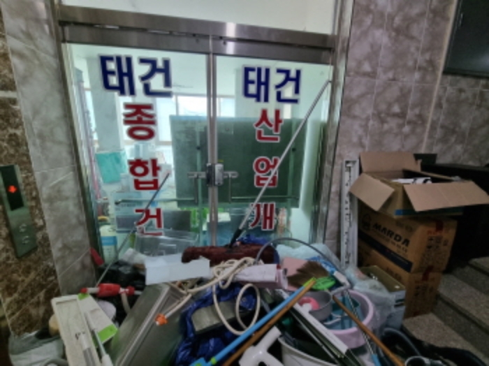 목록2. 2층 태건종합건설 출입문