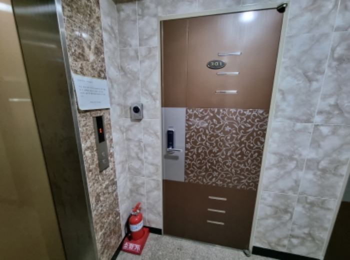 목록2. 3층 301호 출입문