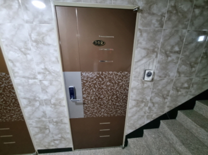 목록2. 3층 302호 출입문