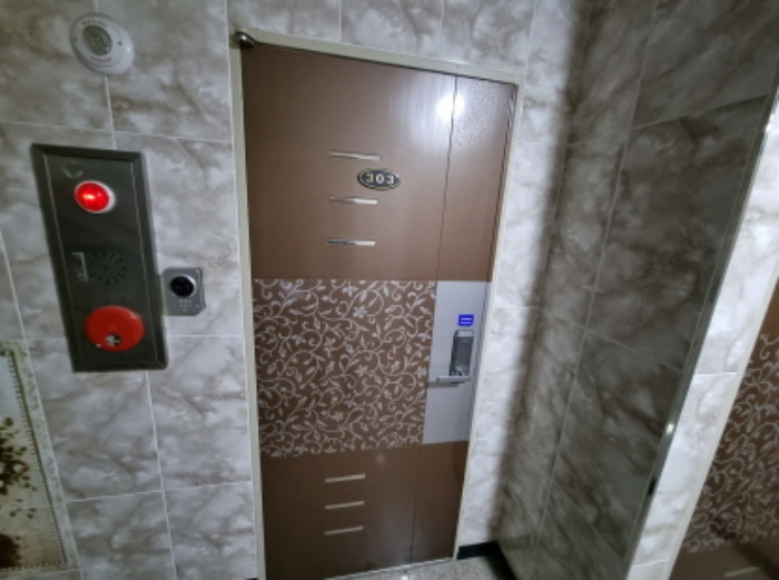 목록2. 3층 303호 출입문