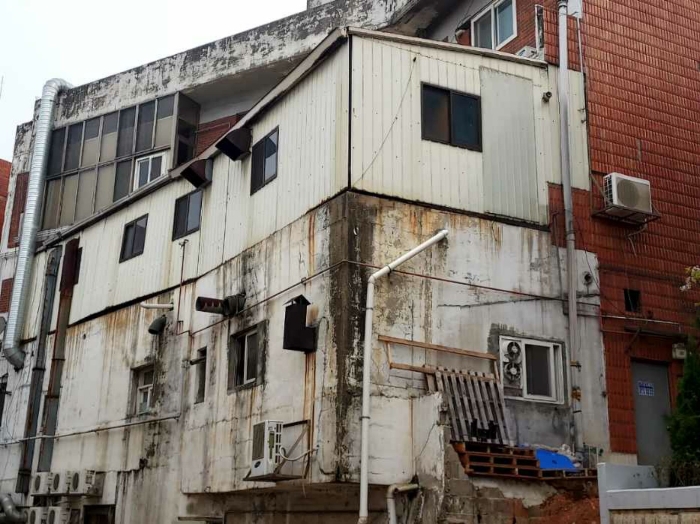 제시외(ㄱ,ㄴ):1층 창고등.2층 창고등(공실)