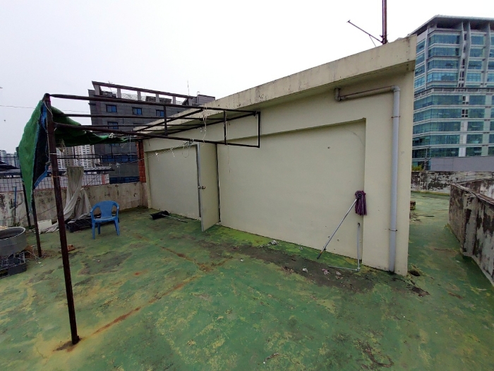 4층:계단실등 및 제시외(ㄷ);파이프조 차광막덮개 훼손:평가외