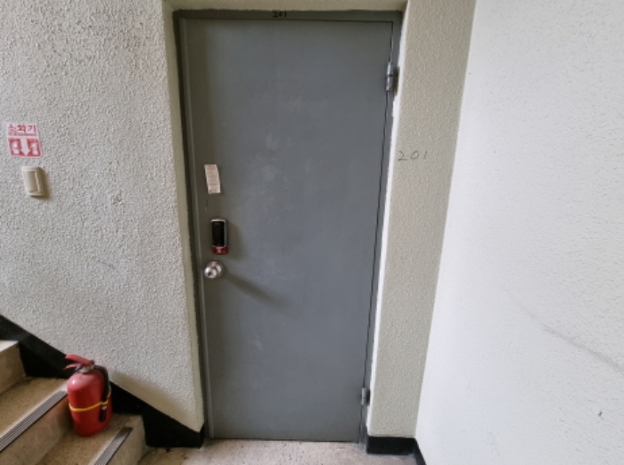 2층 201호 주거출입문