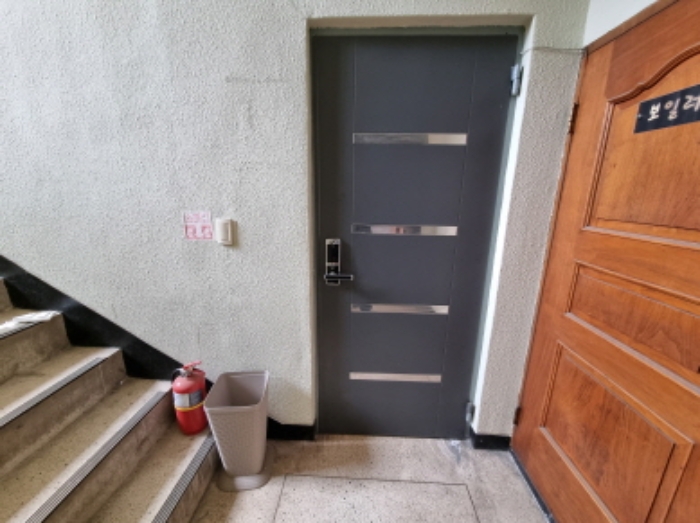 3층 301호 주거출입문