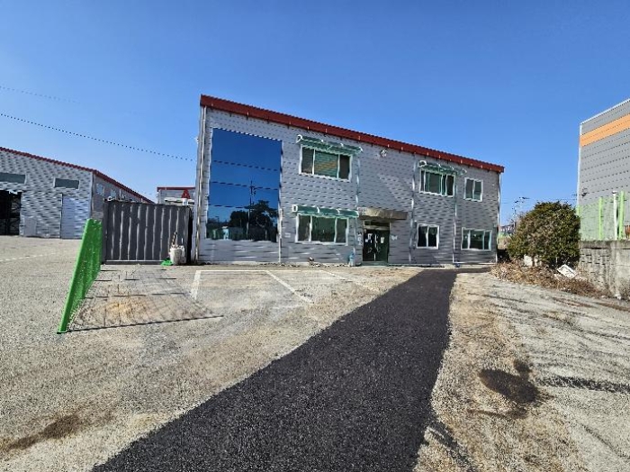 제시 목록 1 및 위지상 제시외 건물(2층) 전경(사무실 및 기숙사)