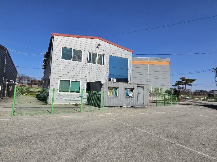 제시 목록 1 및 위지상 제시외 건물(2층) 전경(사무실 및 기숙사)