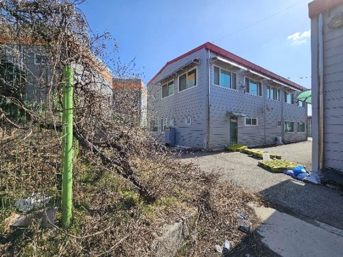 제시 목록 1 및 위지상 제시외 건물(2층) 전경(사무실 및 기숙사)