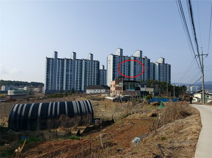 본건이 속한 "모전리현대아파트" 단지 주위의 전경
(북동측 인근에서 촬영)