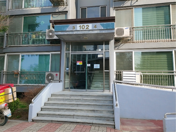 "102동" 3, 4호 라인 1층 공용출입구 전경
(남측에서 촬영)