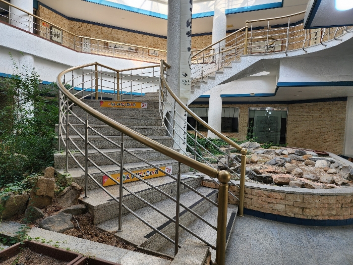 가) 1층 중앙 계단