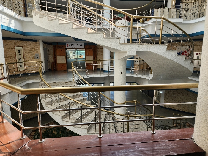 가) 2층 중앙 계단 등