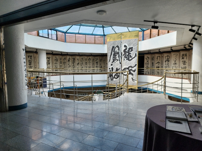 가) 3층 중앙 부근