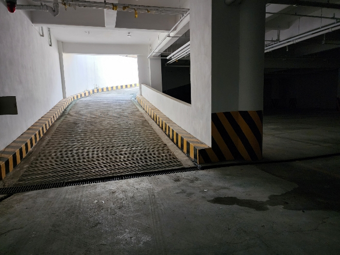 가) 지하층 일부(주차장 입구)