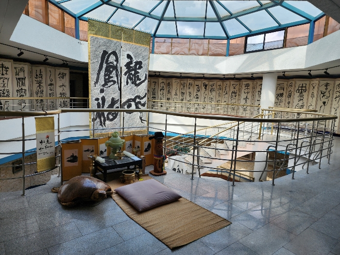 가) 3층 중앙 오픈 부분 및 1층 중앙 지붕