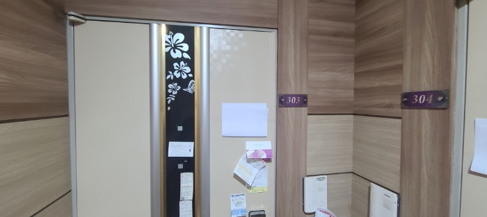 목록 2 건물 중 303호 출입문 전경(안내문 부착)